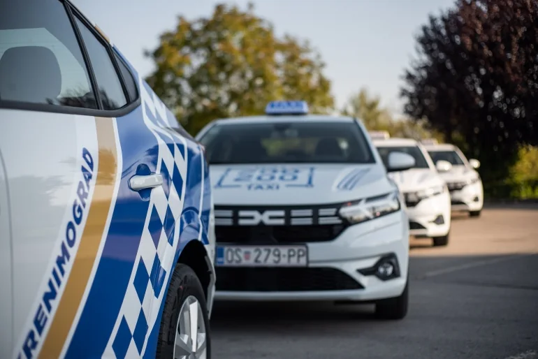 Stvarna vozila Osječkog taxija s prepoznatljivom šahovnicom